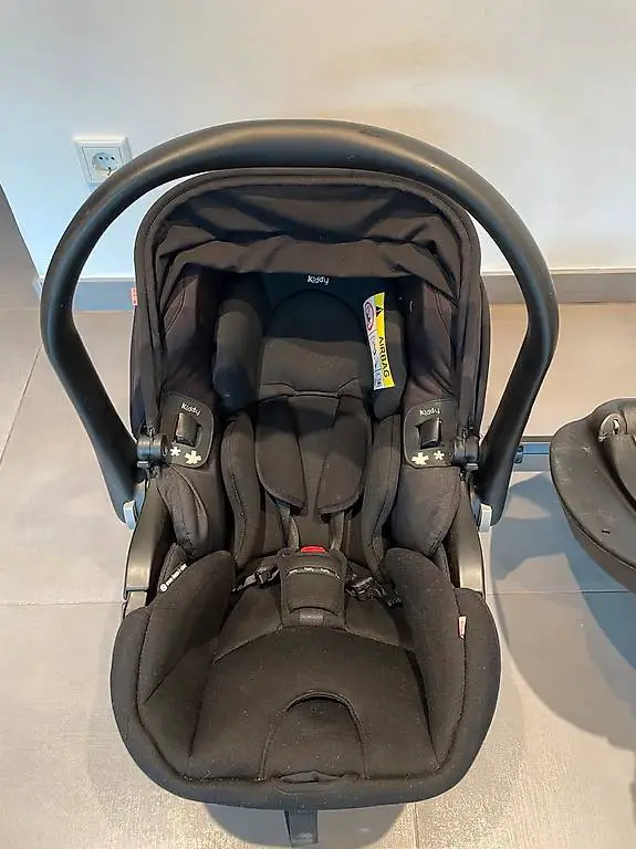 Kiddy Evo Luna i-size Babyschale mit Isofix-Station