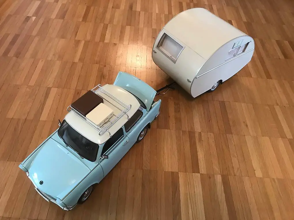 Trabant mit Wohnwagen "Würdig", Massstab 1:8, Hachette