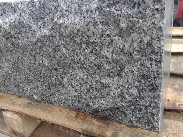  MAUERSTEINE Granit grau 2/4 Seiten gesägt Rest spaltrauh