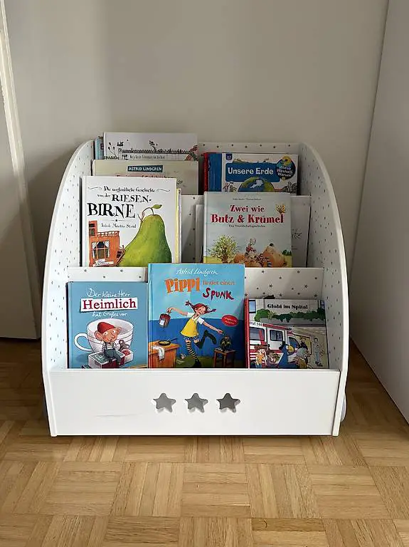 Bücherregal auf Rädern mit Geheimfach