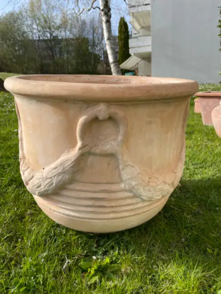 Terracotta Blumentopf verziert