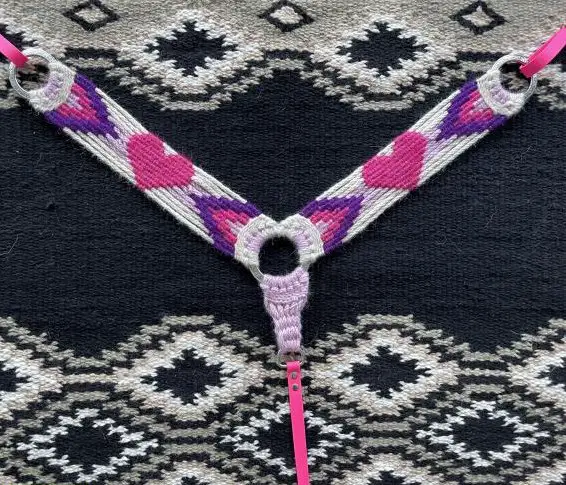 Selbstgeflochtenes Vorgeschirr aus Mohair mit Herzen