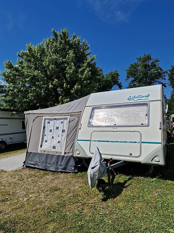 Wohnwagen mit Vorzelt