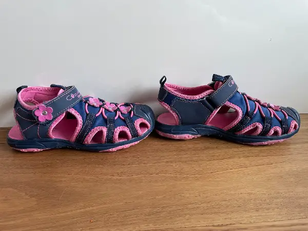 Schmucke blau-pinke Sandalen, Gr. 30