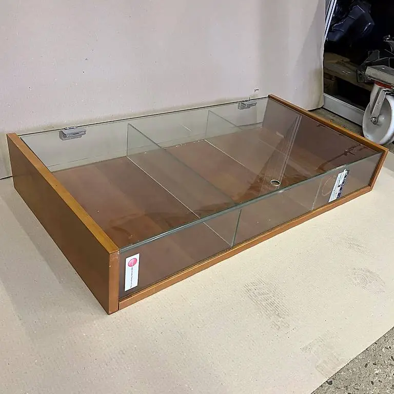 Vetrina in legno con ante in vetro