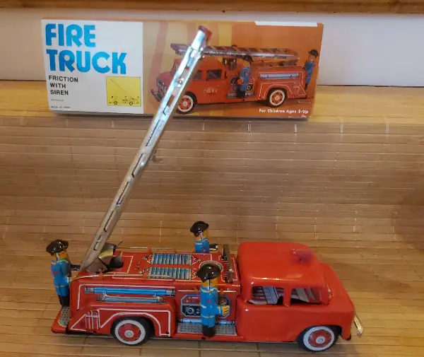 Feuerwehrauto, älteres Spielzeug, Schrillgeräusch