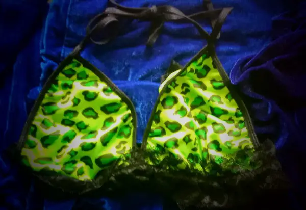 Ein nicht alltägliches neues Bikini in der Grösse M