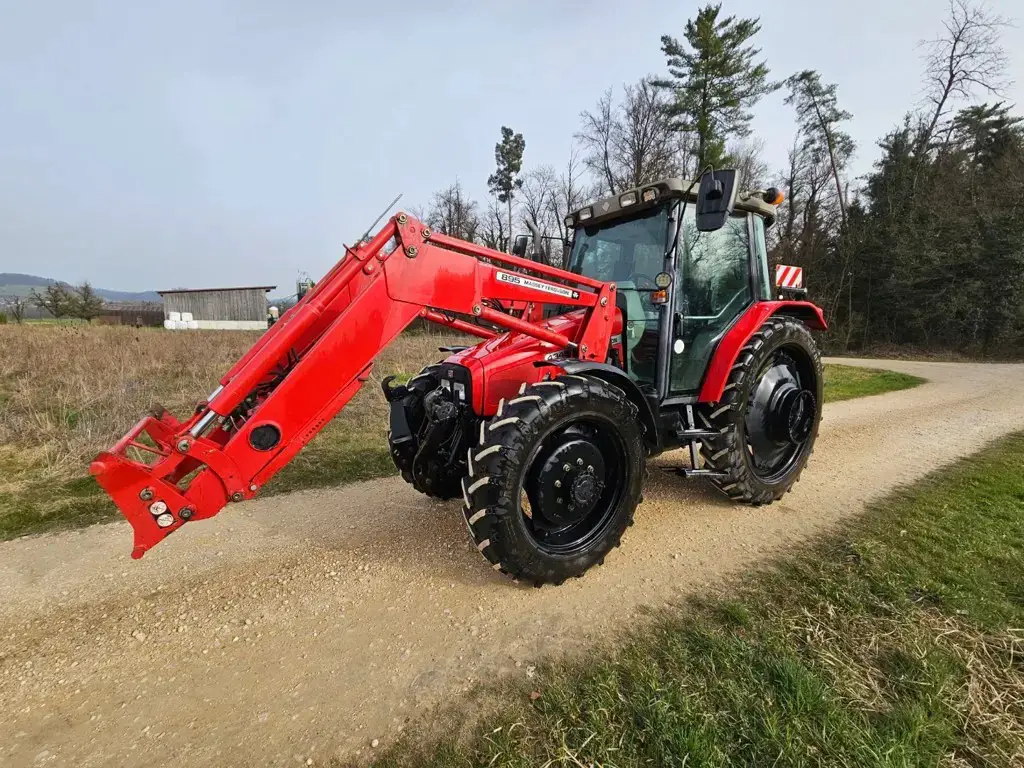 MF 4345 mit Frontlader und RTK GPS