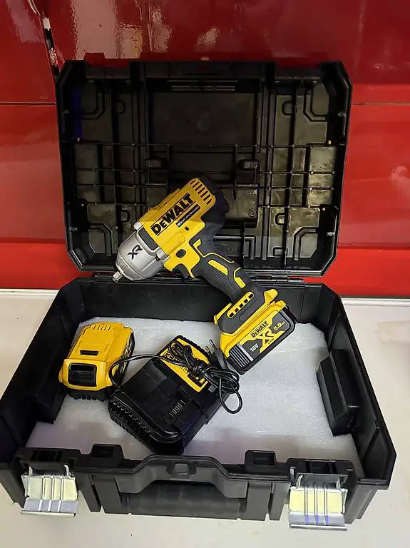 DEWALT DCF900 mit zwei akku 5ah 18 V