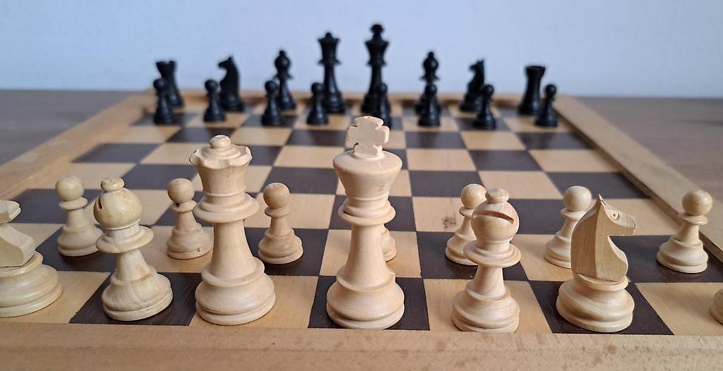 Schach: Schachfiguren Staunton mit Schachbrett aus Holz
