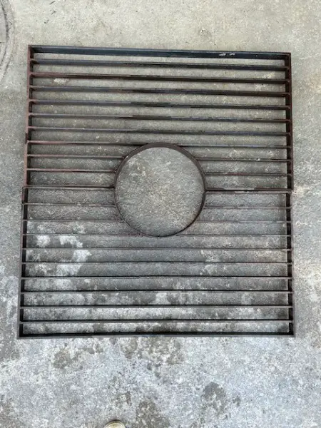 Massiver Baumgitterrost zu verkaufen