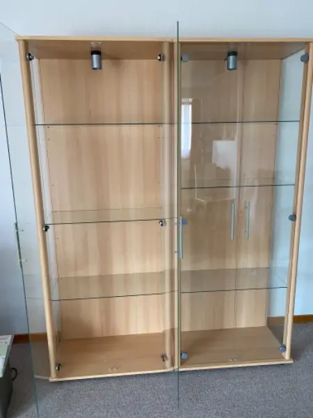 Glasvitrine mit Beleuchtung