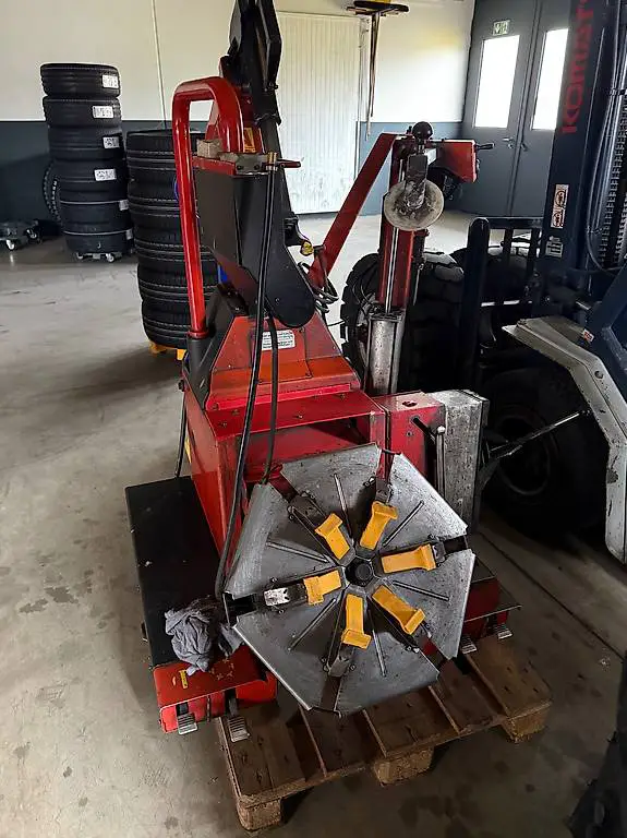 Corghi Pneumontiermaschine mit Hilfsarm