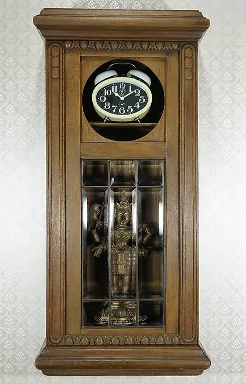 antiker Uhrenkasten als origineller Wandschrank