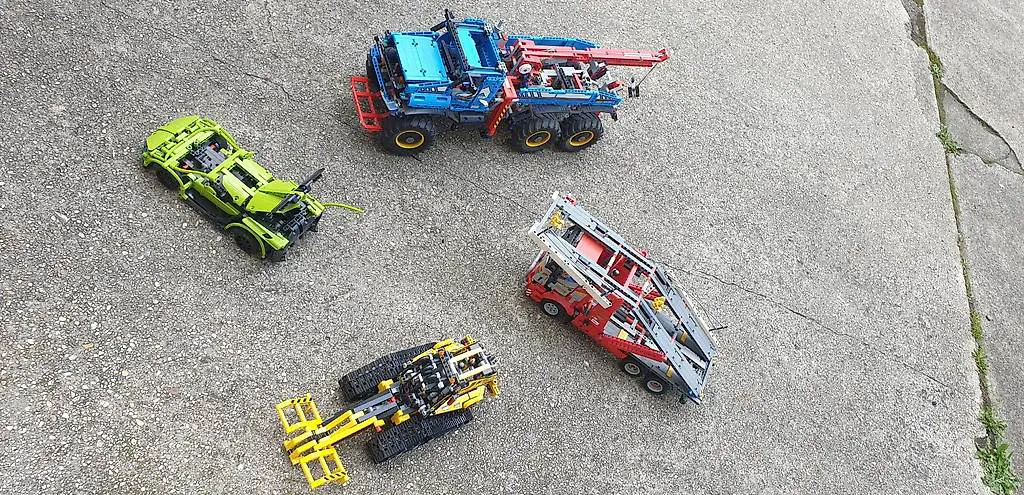 diverse LEGO Fahrzeuge und viele Bauteile
