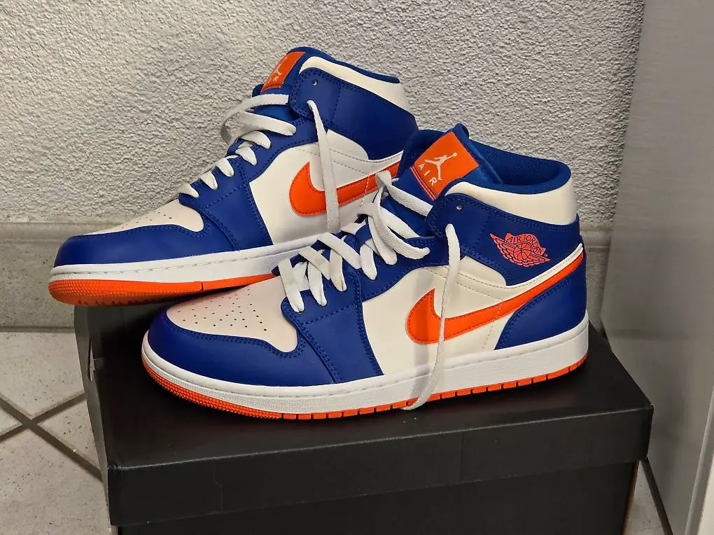 Jordan 1 MID Knicks Royal/Orange Gr 44.5 (280.-)