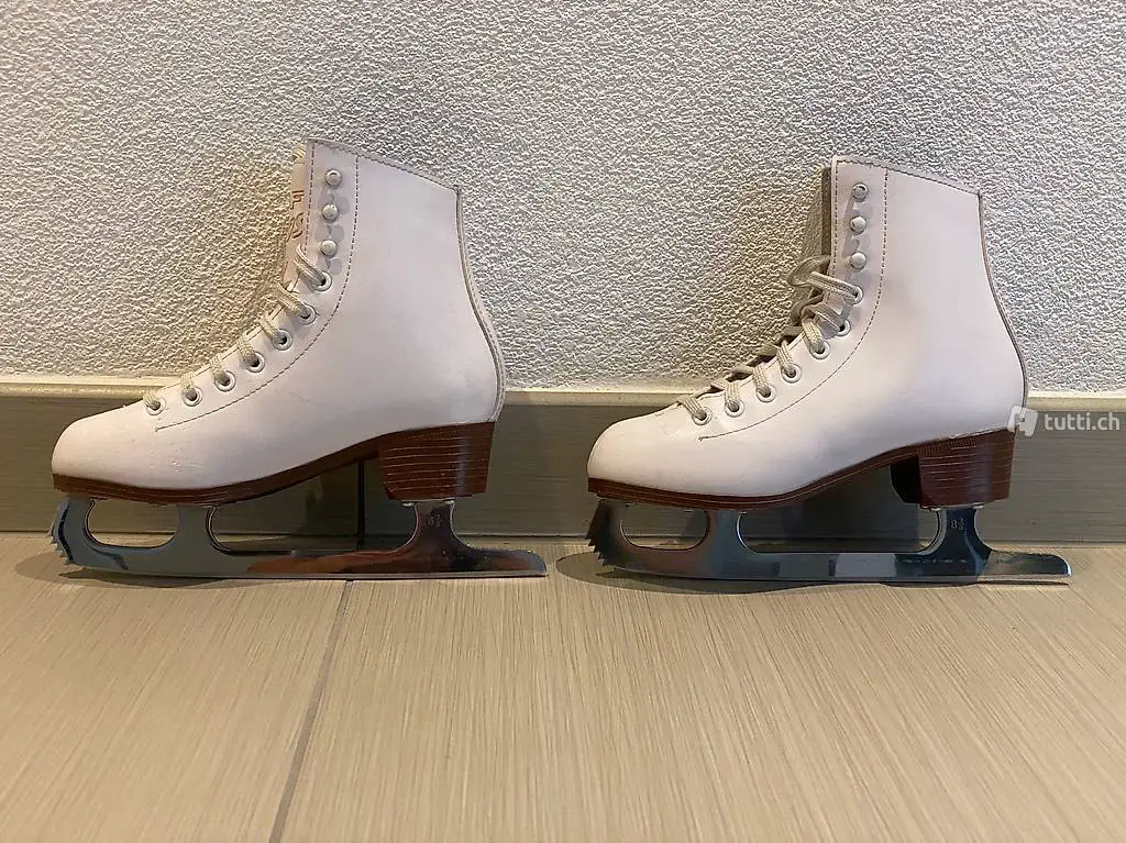 Vendo pattini da ghiaccio per pattinaggio artistico.