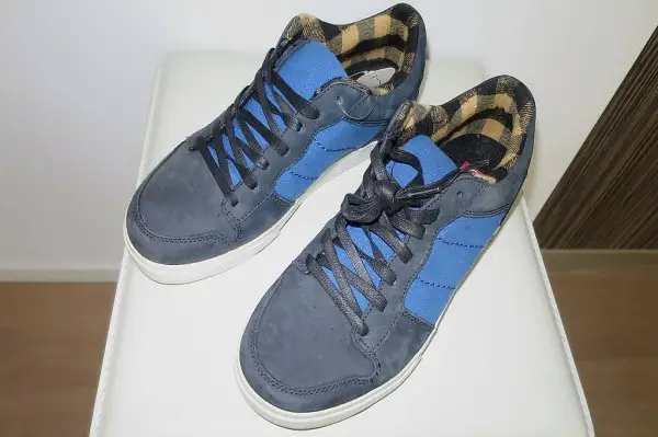 Modische Tennisschuhe blau-weiss-braun Gr. 9 / 42