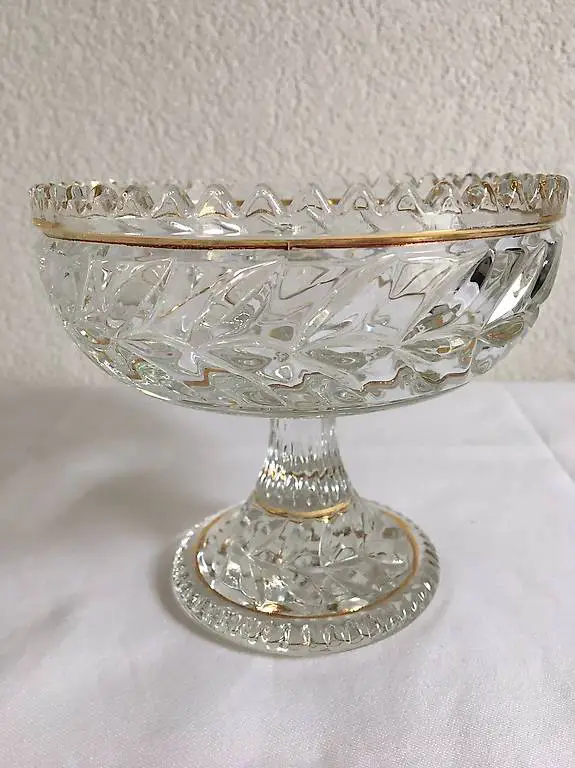 Kristallschale auf Fuss mit Goldverzierungen