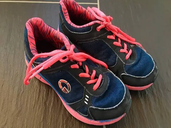 Schöne Turnschuhe Grösse 33