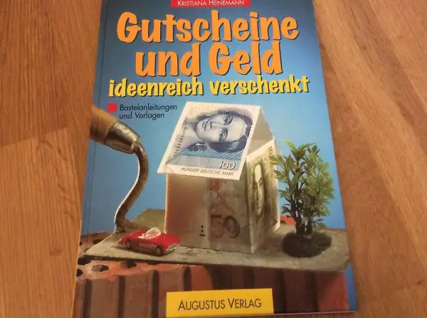 Gutscheine und Geld verpacken