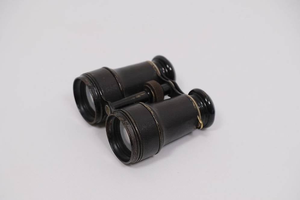 Vecchio binocolo con custodia difettata