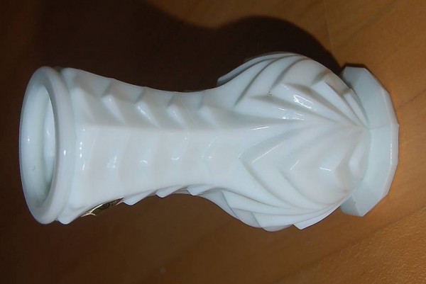 Kleine Vase aus weissem Glas