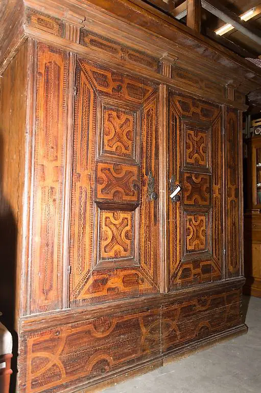 Barock Schrank historisch Kleistermalerei mit Zangenschloss