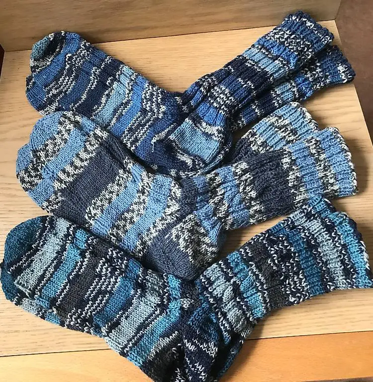 Warme schöne gestrickte Herrensocken NEU Grösse 43/44