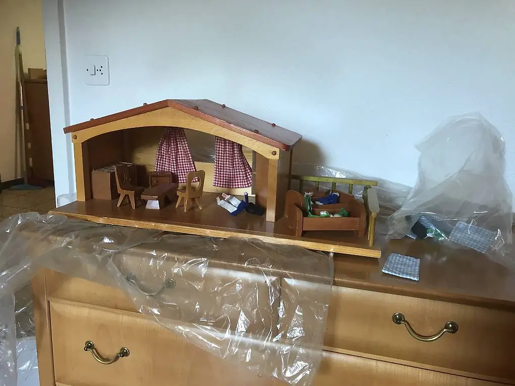 Puppenstube mit Holzmöbel