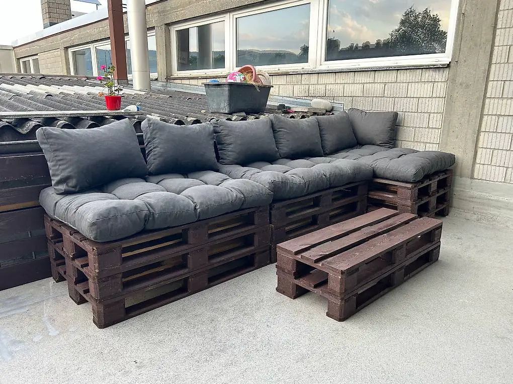 Palettenlounge mit Kissen