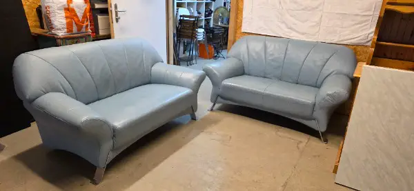 2x 2er Sofa-Set aus hellblauem Echtleder