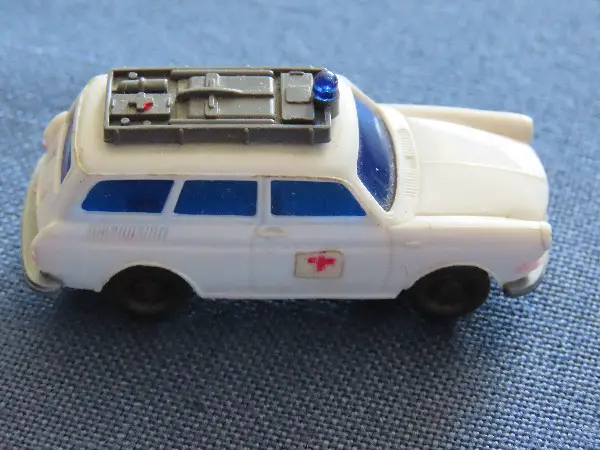 Neuer VW Krankenwagen, 50 Jahre alt