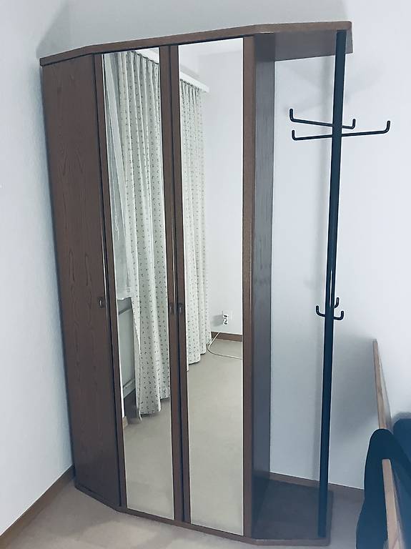 Holzschrank mit Spiegel