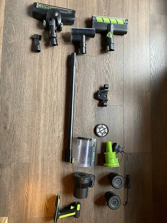 Akku-Staubsauger mit diversem Zubehör zu verkaufen