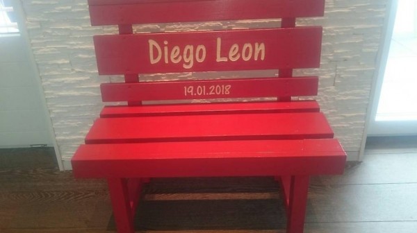 Rote Kindersitzbank aus Massivholz