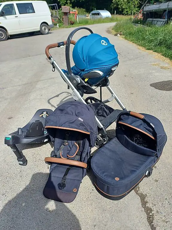 Cybex Kinderwagen und Babyschale mit Zubehör