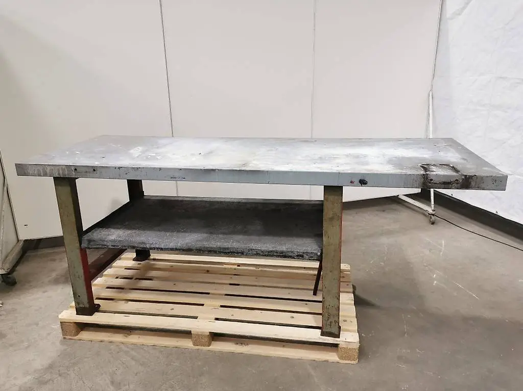 Werkbank mit Stahlplatte und Ablage
