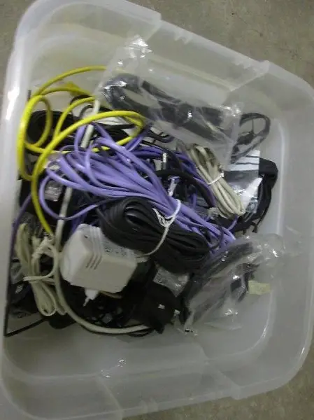 Box voll mit Kabeln und Adapter