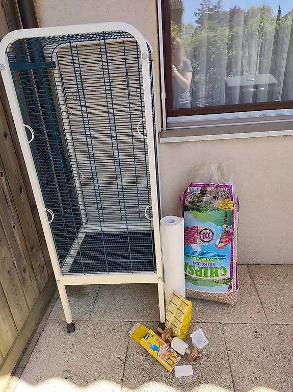 Vogelkäfig mit viel Zuebhör