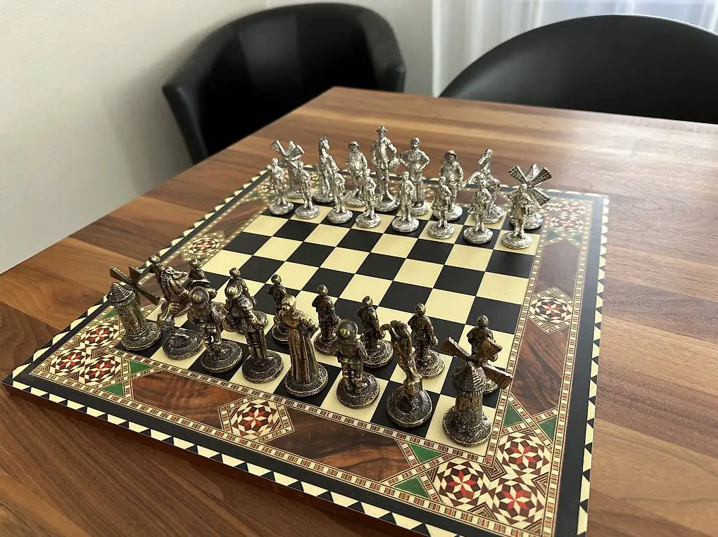 Edles Schachbrett (40x 40) mit Zinnfiguren zu verkaufen