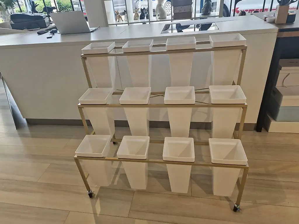 Blumenständer aus Metall, auf Rädern, weisse Behälter