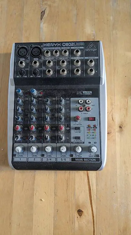 Mixer Behringer Xenyx Q802USB