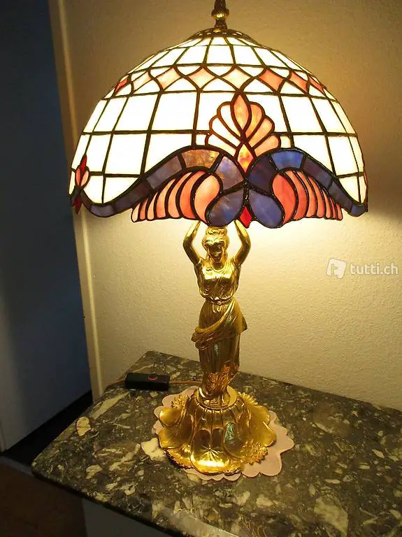  neuwertige grosse Tiffany Tischlampe mit Bronzefigur, dimmba