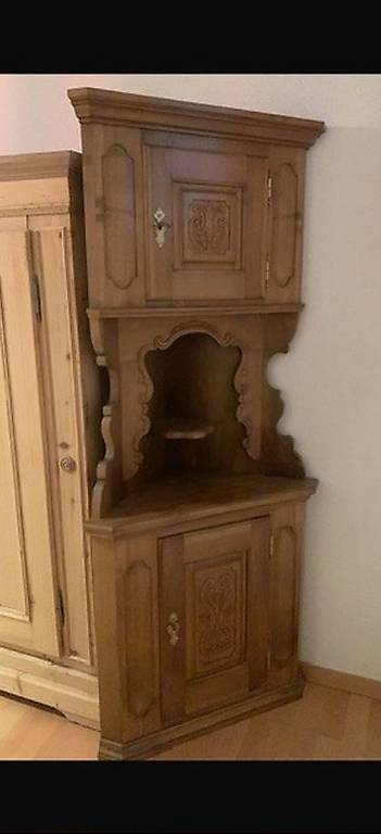 Antikes Eckmöbel aus Holz