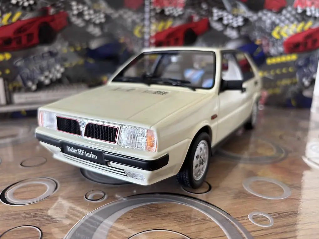 Modellino Lancia Delta HF 1/18