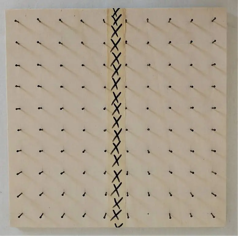 Nagelbrett für Symmetrie-Übungen - Primarschule