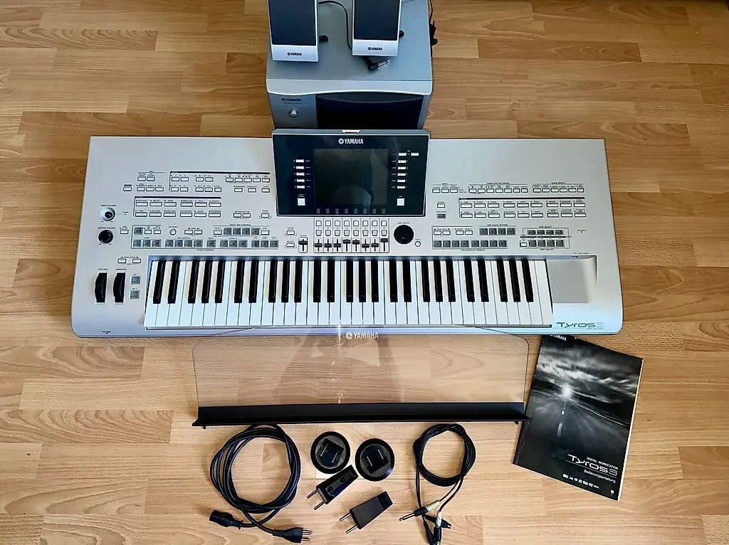 Yamaha Tyros 3 Keyboard mit Zubehör.