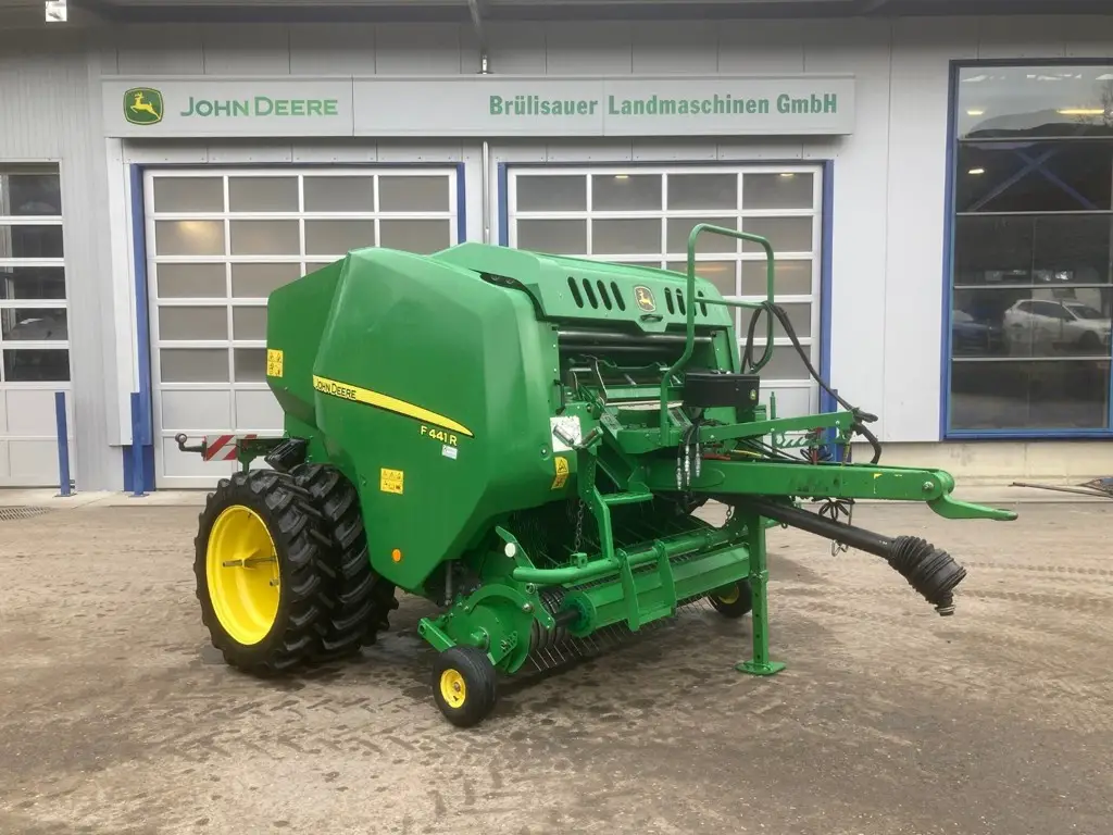 Rundballenpresse John Deere F441R