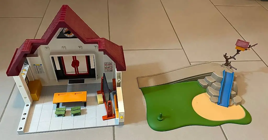 Playmobil Schulhaus mit Spielplatz